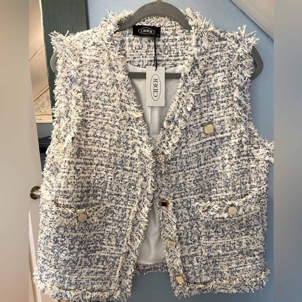 TWEED ROUND NECKLINE SOLID RAW HEM
BUTTON JACKET VEST
